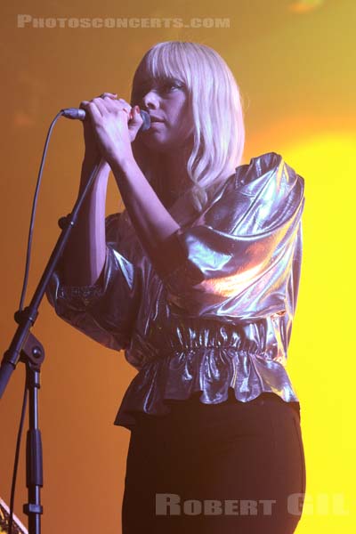 CHROMATICS - 2019-11-01 - PARIS - Grande Halle de La Villette - 